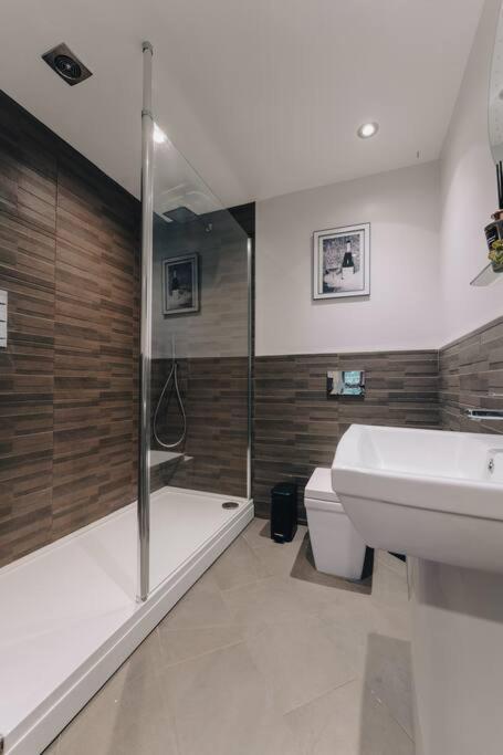 Penthouse Noir - Wyndale Living - Central Bham 2Br Бирмингем Экстерьер фото